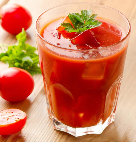 鸡尾酒与新鲜的西红柿 — 图库照片