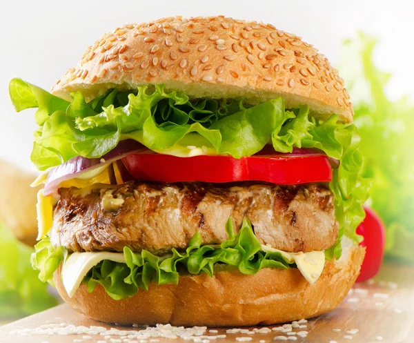 Hambúrguer caseiro com carne e legumes . — Fotografia de Stock