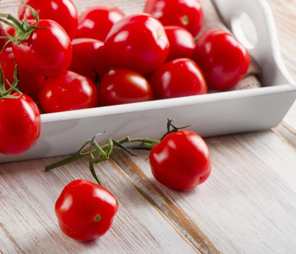 Tomates em uma caixa branca de madeira — Fotografia de Stock