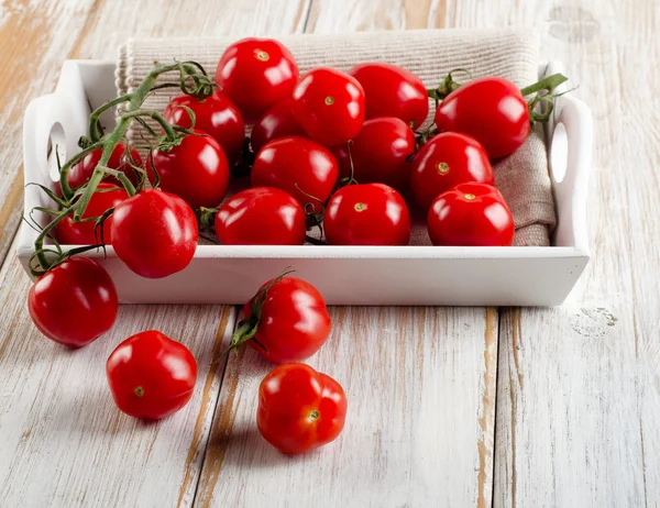 Świeże pomidory w drewnianym pudełku biały — Zdjęcie stockowe