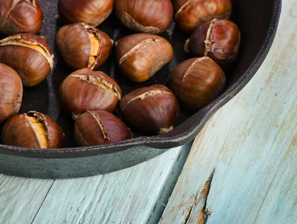 Roasted chestnuts in a pan — Stock Photo, Image