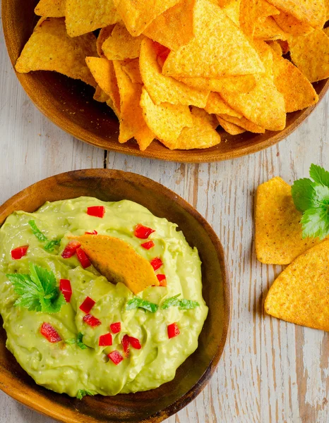 A fából készült asztal guacamole szósz. — Stock Fotó