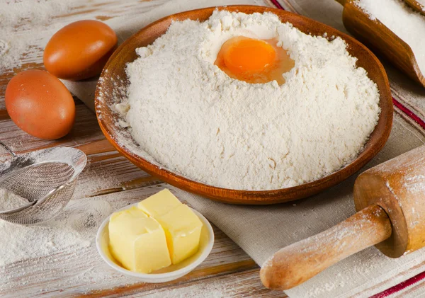 Ovos, farinha, açúcar e manteiga — Fotografia de Stock