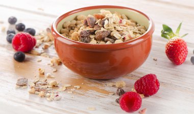 Sağlıklı müsli kahvaltı taze çilek ile