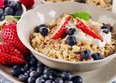 Çilek, yoğurt ve müsli Kahvaltı.