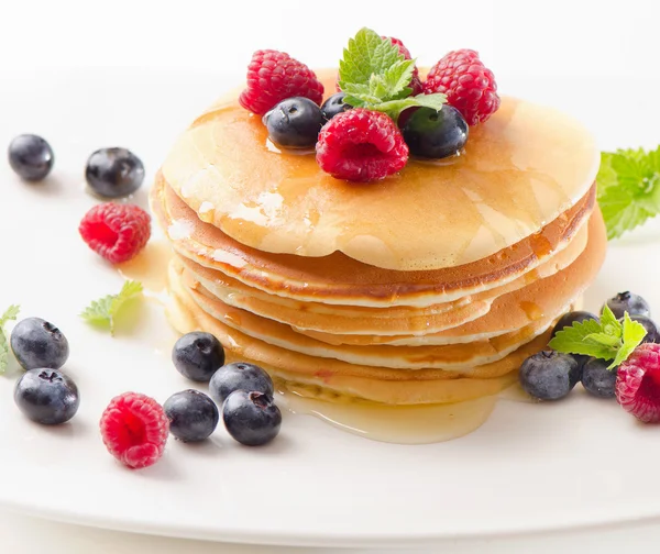 Ahududu ve blueberies ile Pancakes — Stok fotoğraf