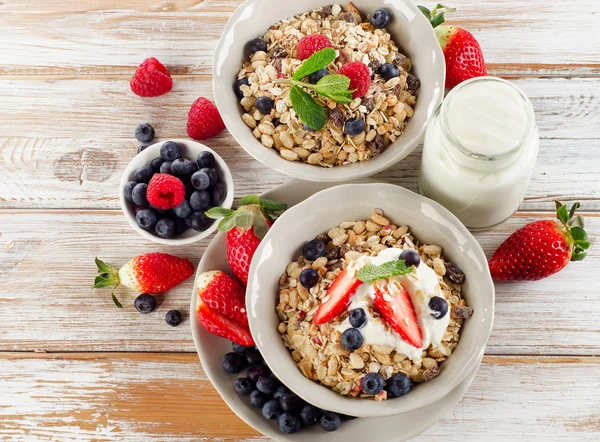 Desayuno saludable con bayas maduras, yogur, muesli . — Foto de Stock