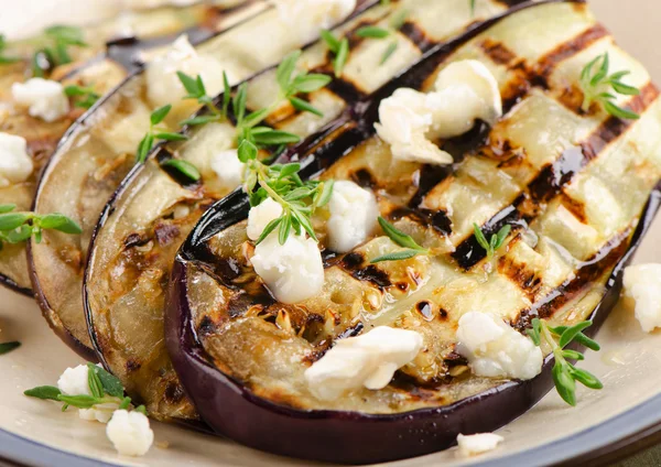 Grillade aubergine skivor på en platta. — Stockfoto