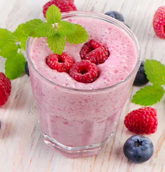 Raspberry smoothie with fresh berries — Stock Photo, Image