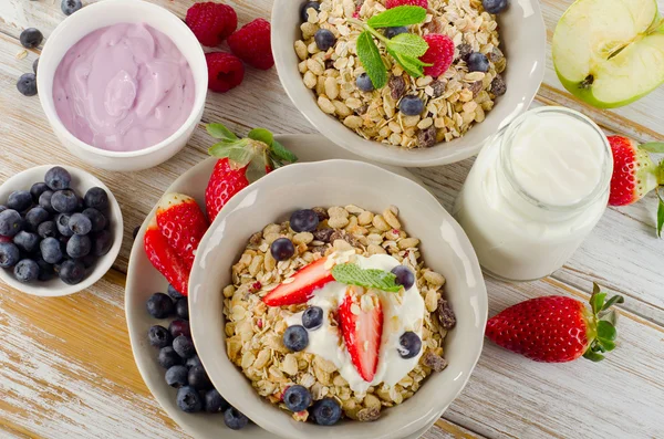 Muesli,  fresh berries and yogurt for  breakfast — Stock Photo, Image