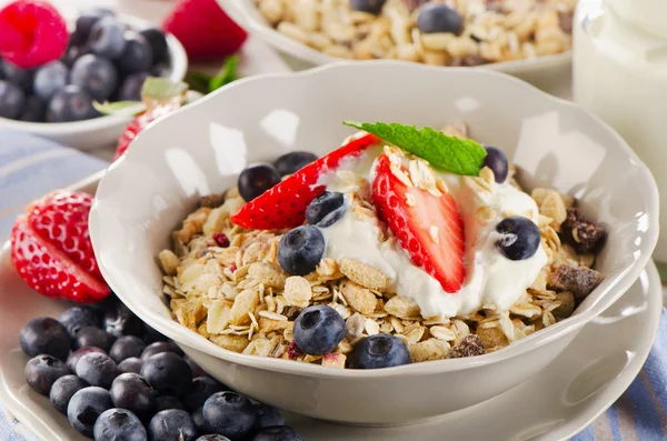 Gesundes Frühstück mit Beeren, Joghurt, Müsli. — Stockfoto