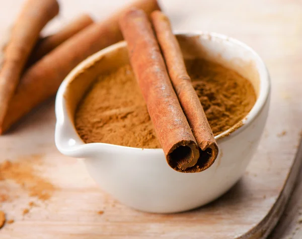 Palitos de canela e farinha  . — Fotografia de Stock