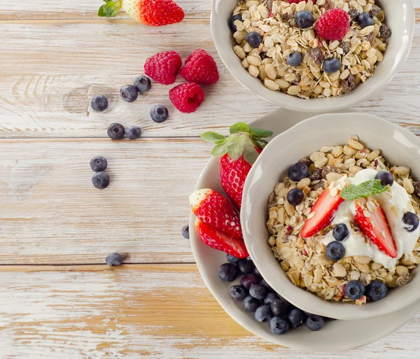 Muesli,  fresh berries and yogurt for healthy breakfast. — Stock Photo, Image