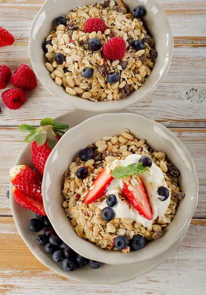 Muesli, bagas frescas e iogurte para o café da manhã — Fotografia de Stock