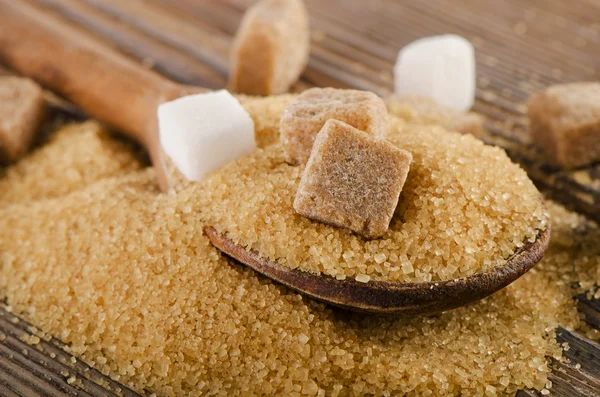 Zucchero di canna in cucchiaio di legno — Foto Stock