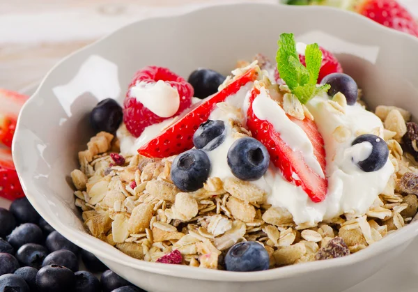 Breakfast with ripe fresh berries — Stock Photo, Image