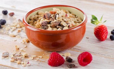 Çilek ile kahvaltıda müsli 