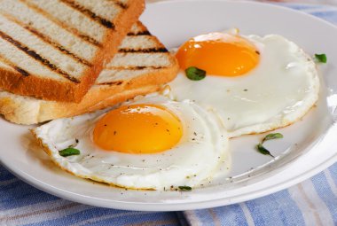 Kızarmış yumurta ve tost sağlıklı kahvaltı için
