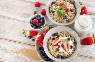 Müsli, olgun çilek ve yoğurt