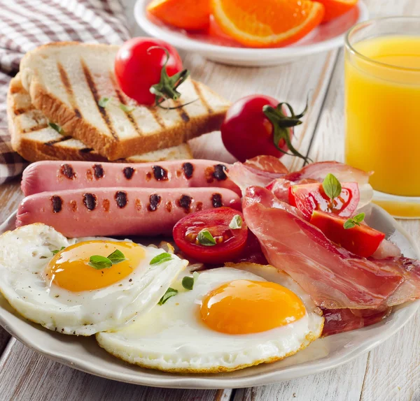 Englisches Frühstück mit Spiegeleiern — Stockfoto