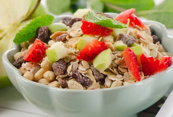 Muesli e frutas frescas — Fotografia de Stock