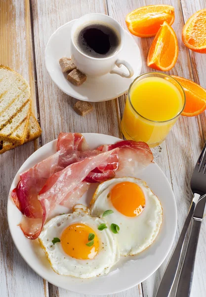 Ontbijt met twee gebakken eieren — Stockfoto