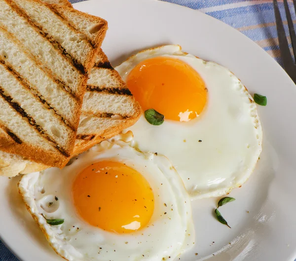 Gebakken eieren en toast — Stockfoto