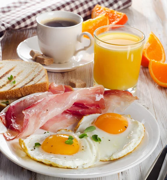 Colazione con due uova fritte — Foto Stock