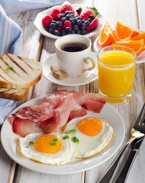 Colazione con due uova fritte — Foto Stock