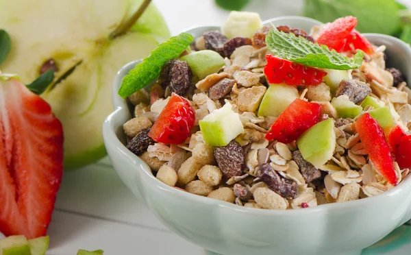 Friska müsli och frukt — Stockfoto