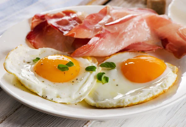 Zwei Spiegeleier und Speck für ein gesundes Frühstück — Stockfoto