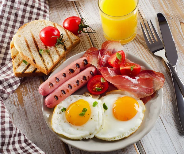 Pequeno-almoço inglês com ovos fritos — Fotografia de Stock