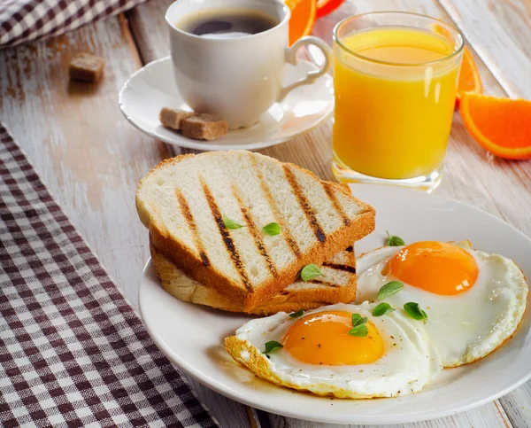 Здоровое питание и напитки на завтрак — стоковое фото