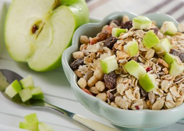 müsli ve kahvaltı için elma.