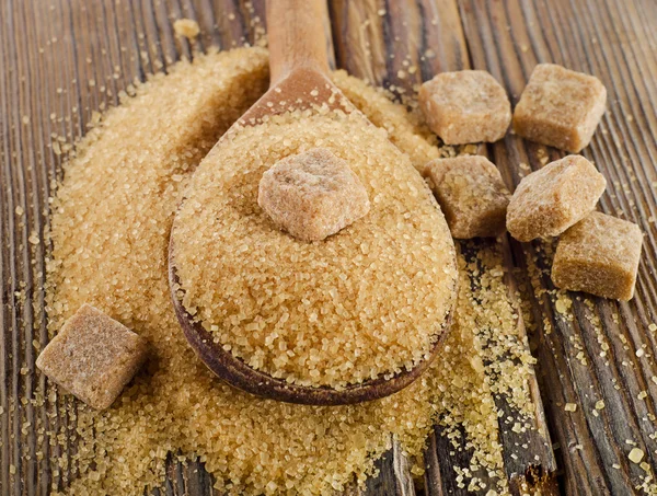 Açúcar de cana em colher de madeira — Fotografia de Stock