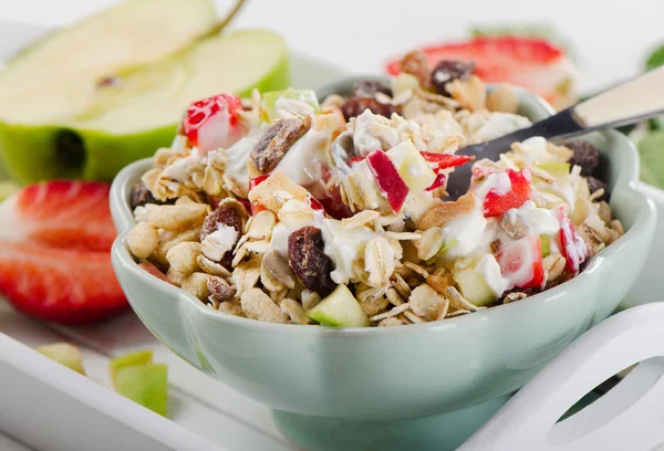 Muesli, yogur y frutas frescas —  Fotos de Stock