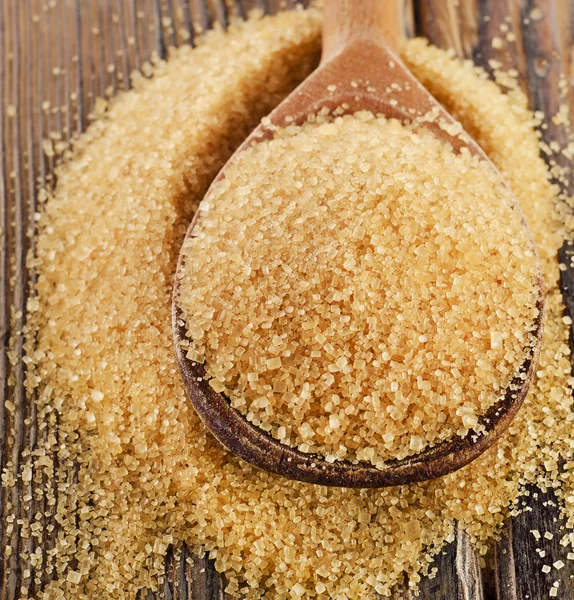 Açúcar de cana em colher de madeira — Fotografia de Stock