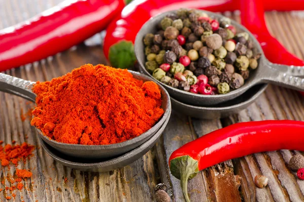 Zwarte en rode paprika 's — Stockfoto