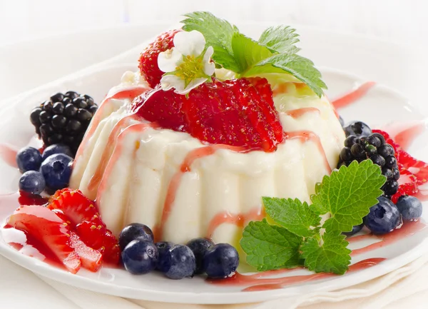 Солодкий десерт зі свіжими ягодами  . — стокове фото