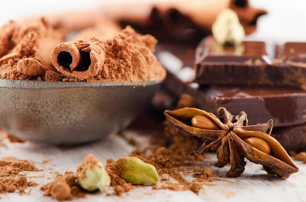 Chocolate bar and cocoa powder — Stock Photo, Image