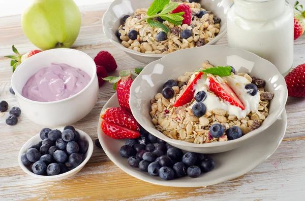 Muesli,  ripe berries and yogurt — Stock Photo, Image