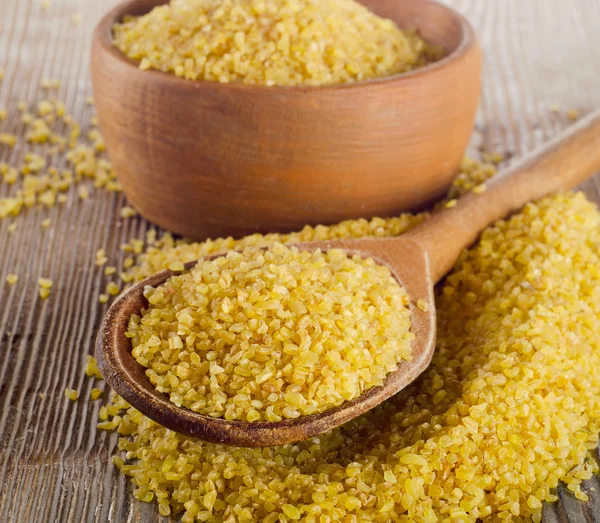 Bulgur em colher de madeira — Fotografia de Stock