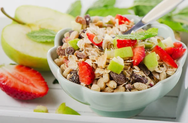 Muesli e frutas frescas — Fotografia de Stock