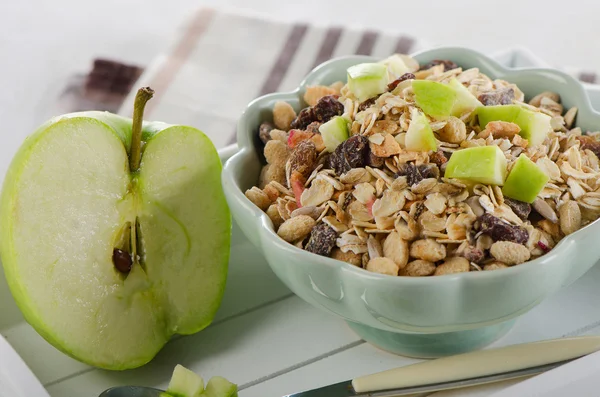 Muesli e mela per la prima colazione . — Foto Stock