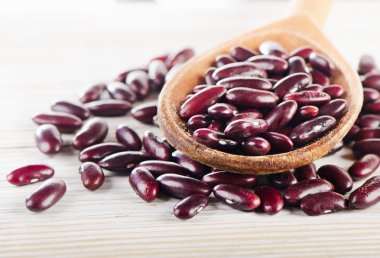 Tahta kaşıkta kırmızı fasulye..