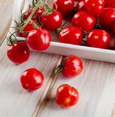 Beyaz kutu içinde taze domates.