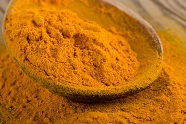 Tahta kaşık üzerinde zerdeçal tozu. 