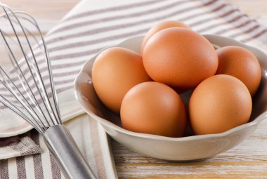 Taze çiğ kahverengi yumurta bir kase.