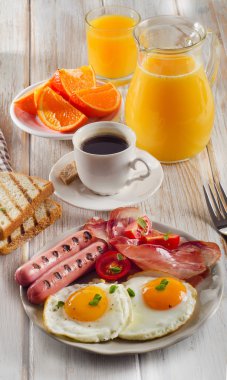 İki kızarmış yumurta ile Kahvaltı