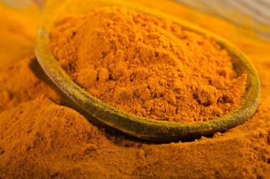 Bir tahta kaşık Curcuma toza